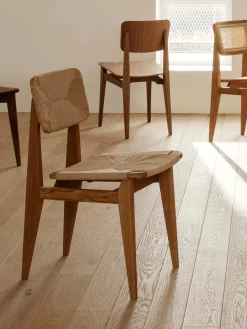 Sedia in legno in legno di noce con seduta intrecciata C-Chair