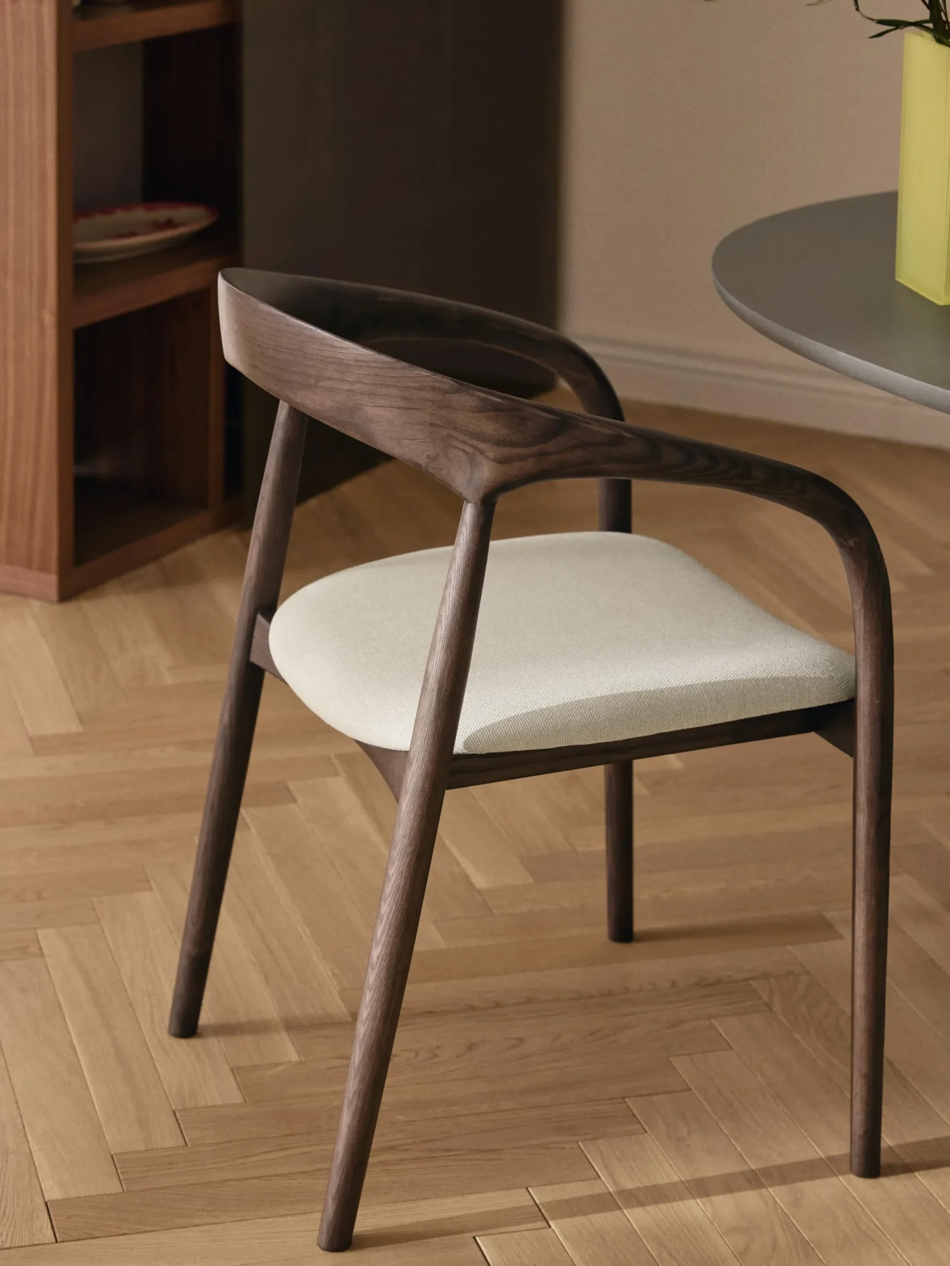 Sedia con braccioli in legno di frassino con cuscino seduta Camille