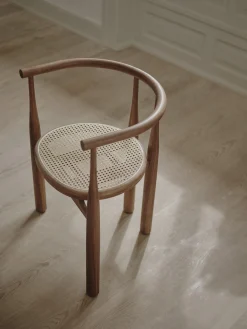 Sedia con braccioli in legno di noce Bukowski