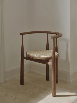 Sedia con braccioli in legno di noce Bukowski