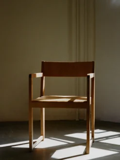 Sedia con braccioli in legno di betulla 01