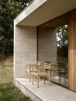 Sedia da giardino impilabile in legno di teak AH502
