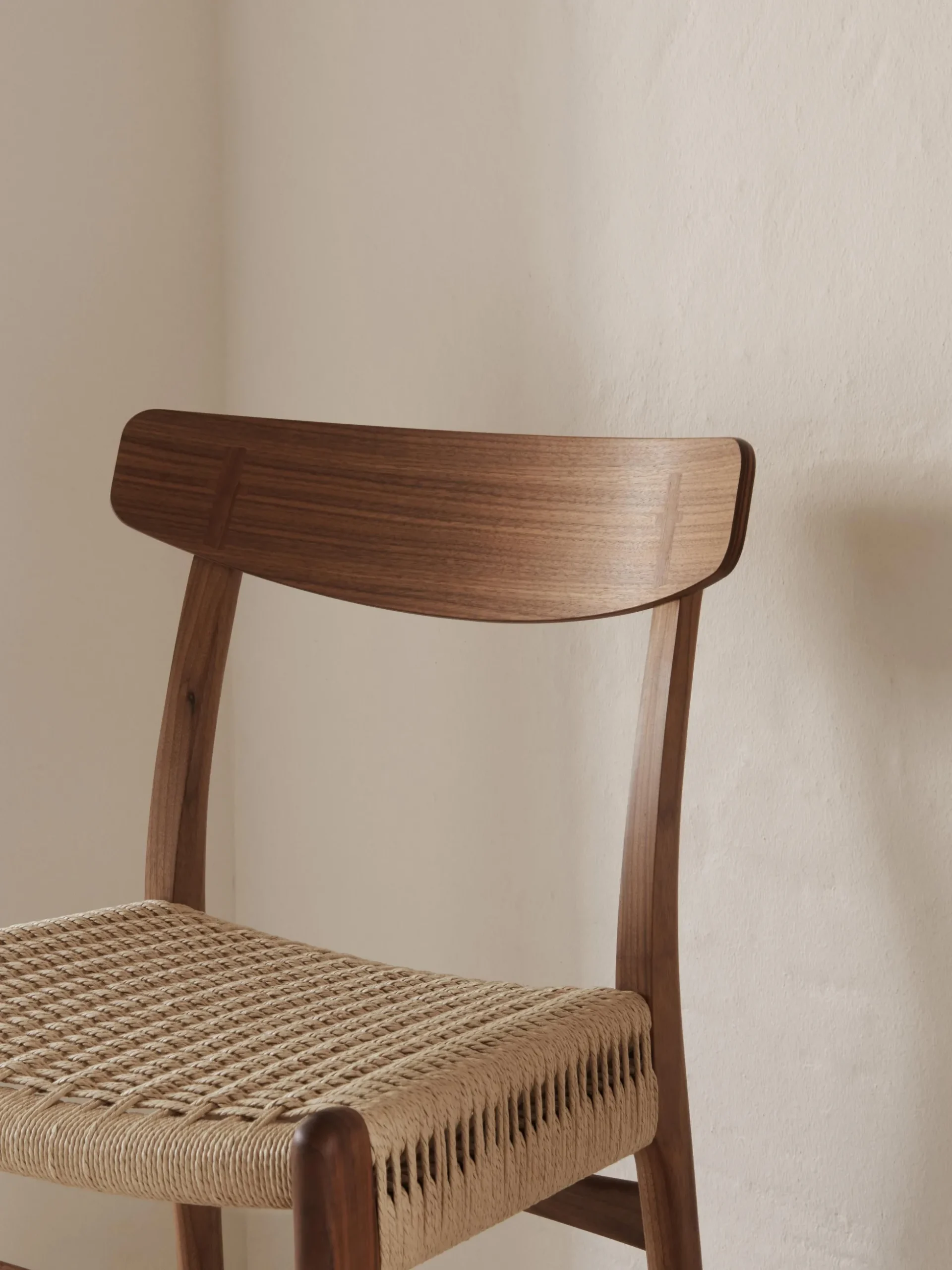 Sedia in legno con seduta intrecciata CH23