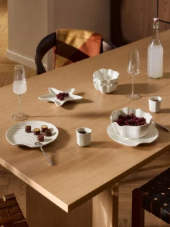 Set di 4 piatti a forma di conchiglia in porcellana Andrina
