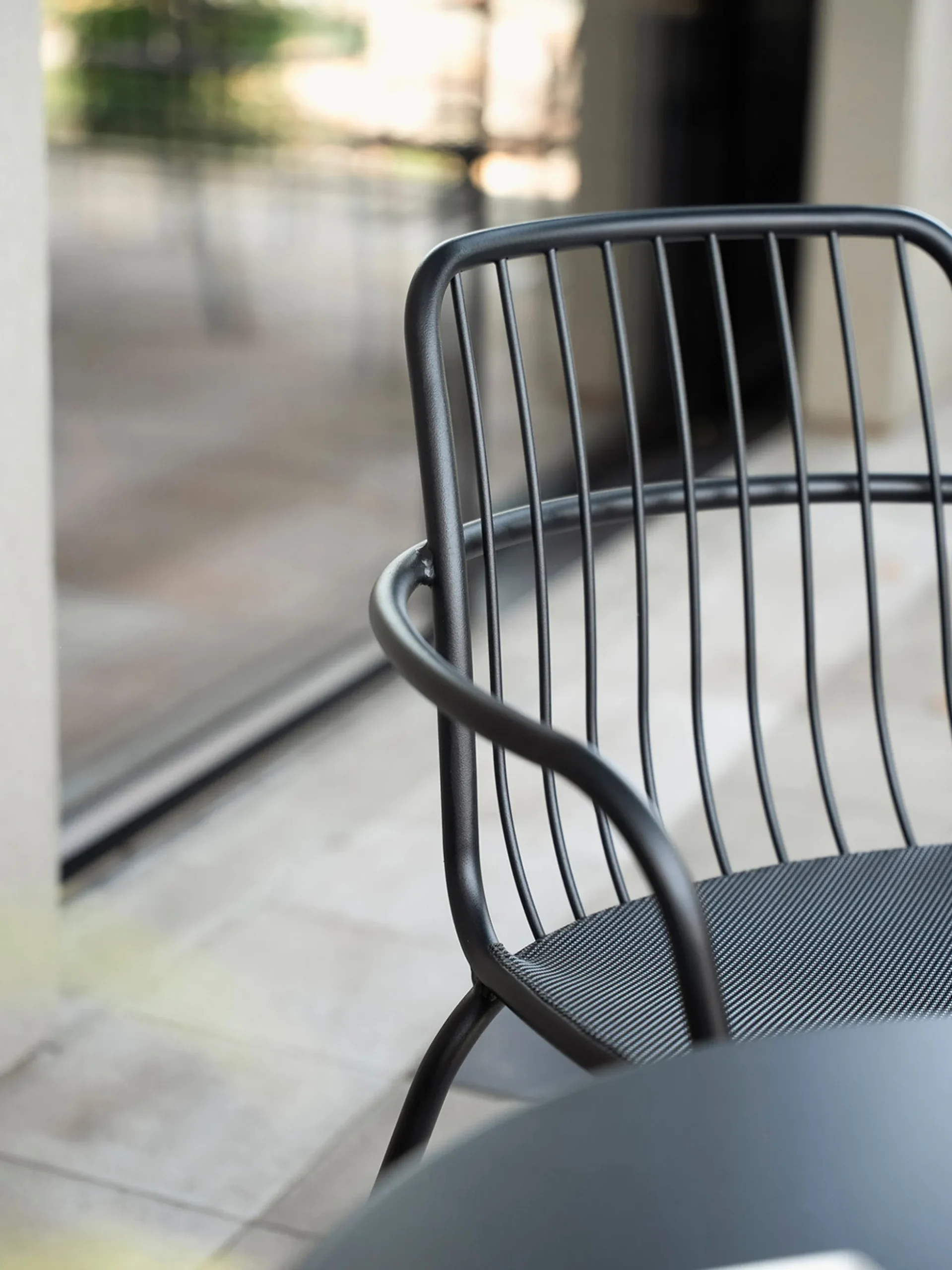 Set di 2 sedie da giardino impilabili con braccioli Alisea