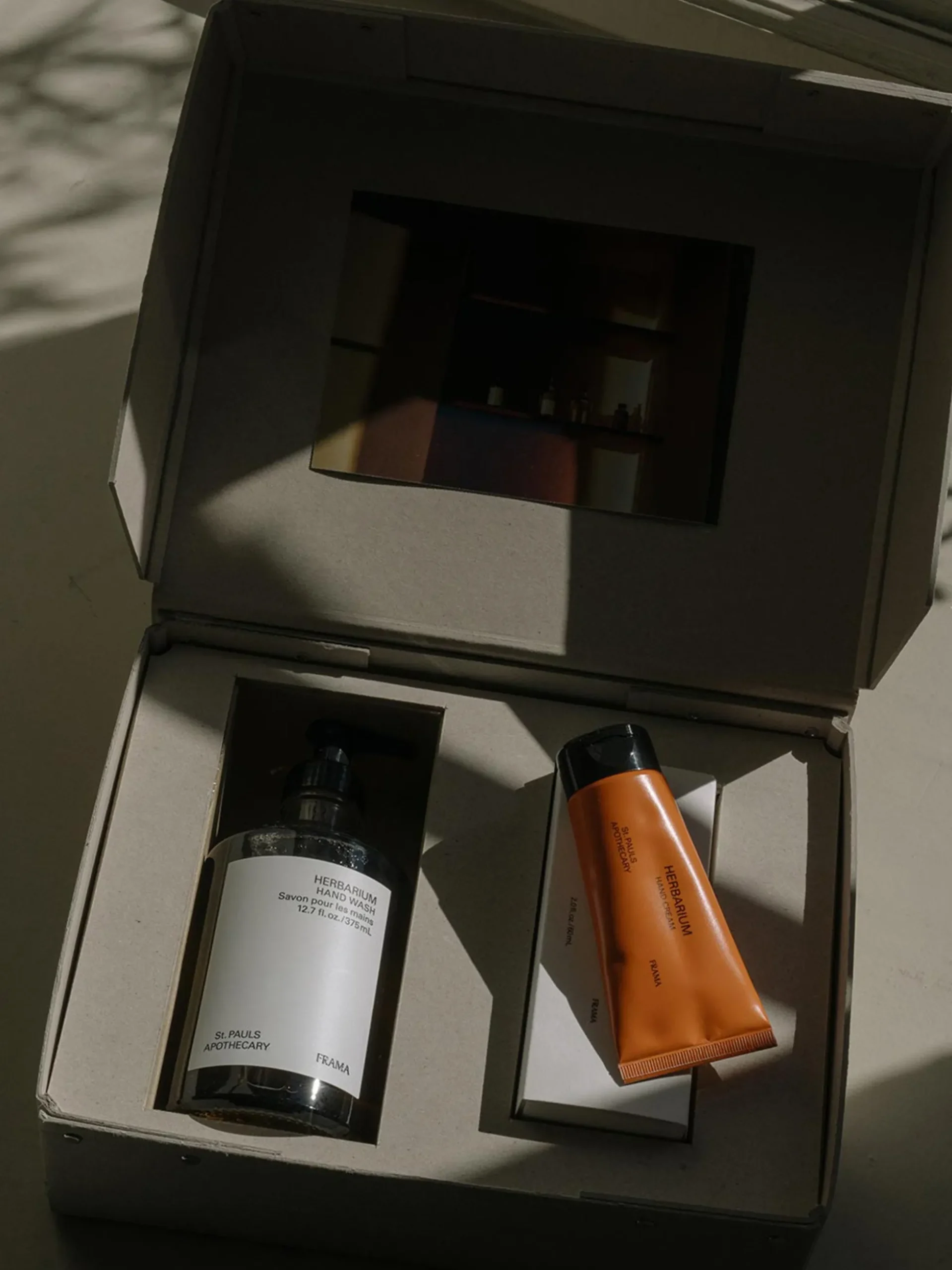 Set regalo per la cura delle mani Herbarium (arancio, ginepro, rosa e legno di Ho) 2 pz