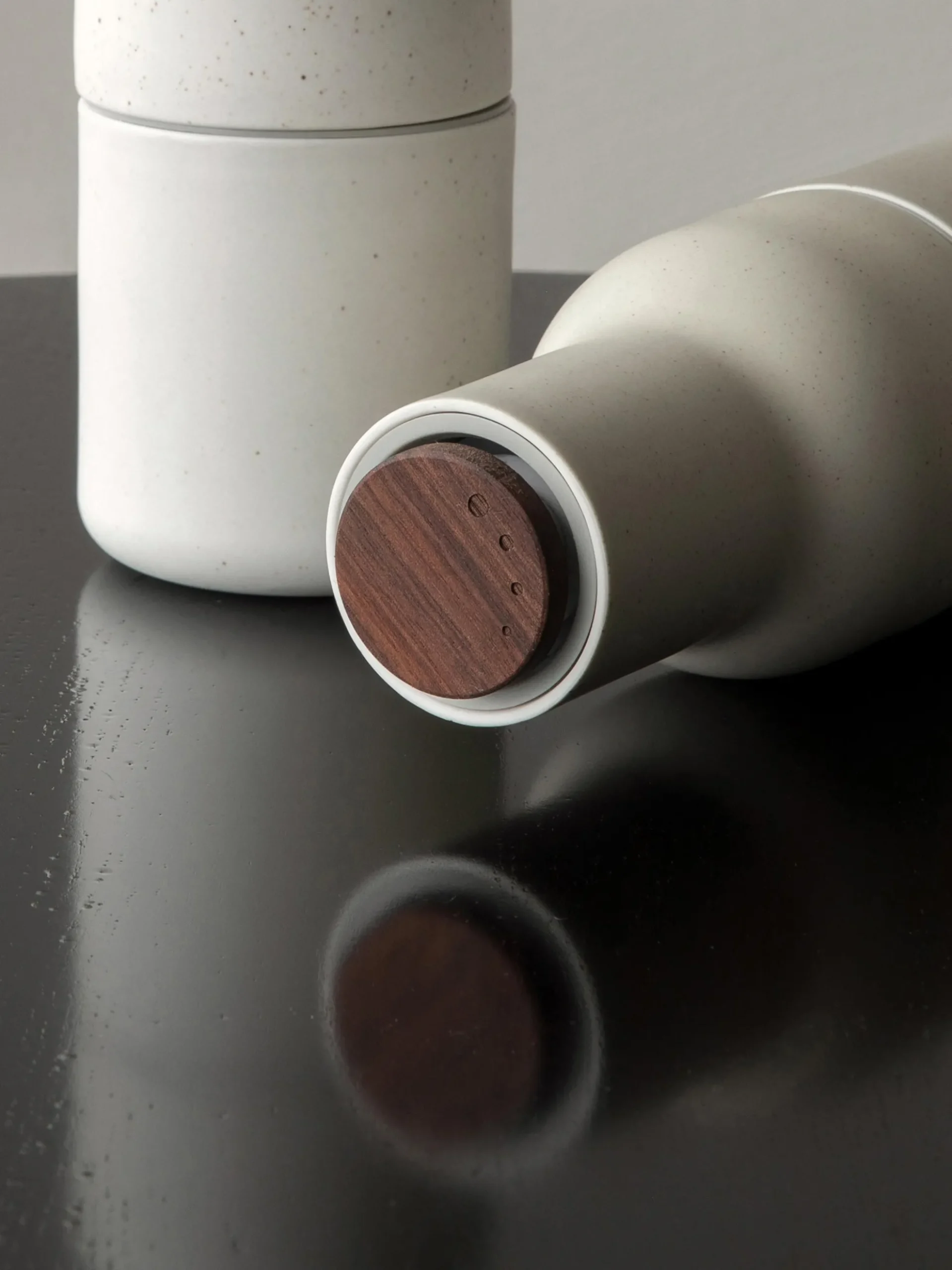 Set saliera e pepiera di design con coperchio in legno di noce Bottle Grinder 2 pz