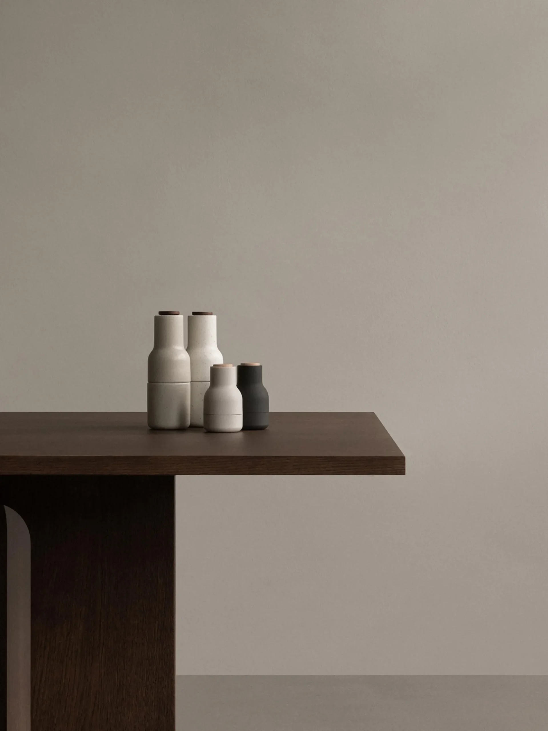 Set saliera e pepiera di design con coperchio in legno di noce Bottle Grinder 2 pz