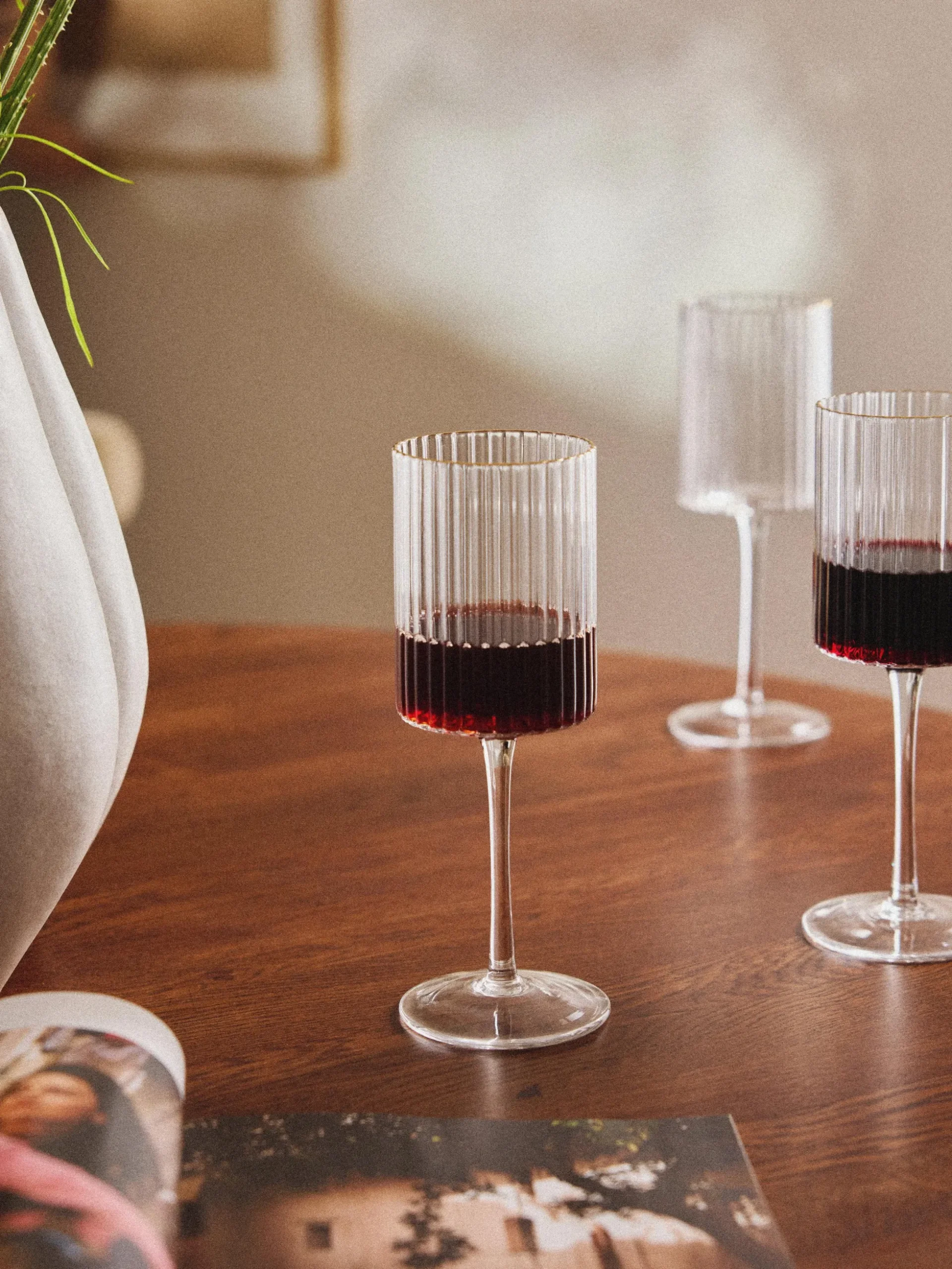 Set di 4 bicchieri da vino in vetro soffiato con bordo dorato Aleo