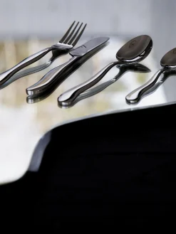Set di 16 posate satinate con manici martellati Waverly, 4 persone