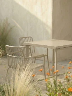 Set di 2 sedie da giardino impilabili con braccioli Alisea