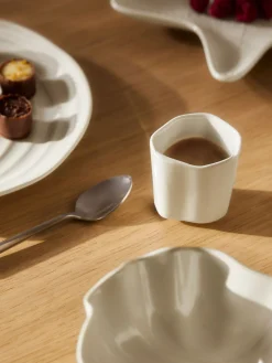 Set di 4 tazzine da caffè in porcellana dalla forma organica Joana