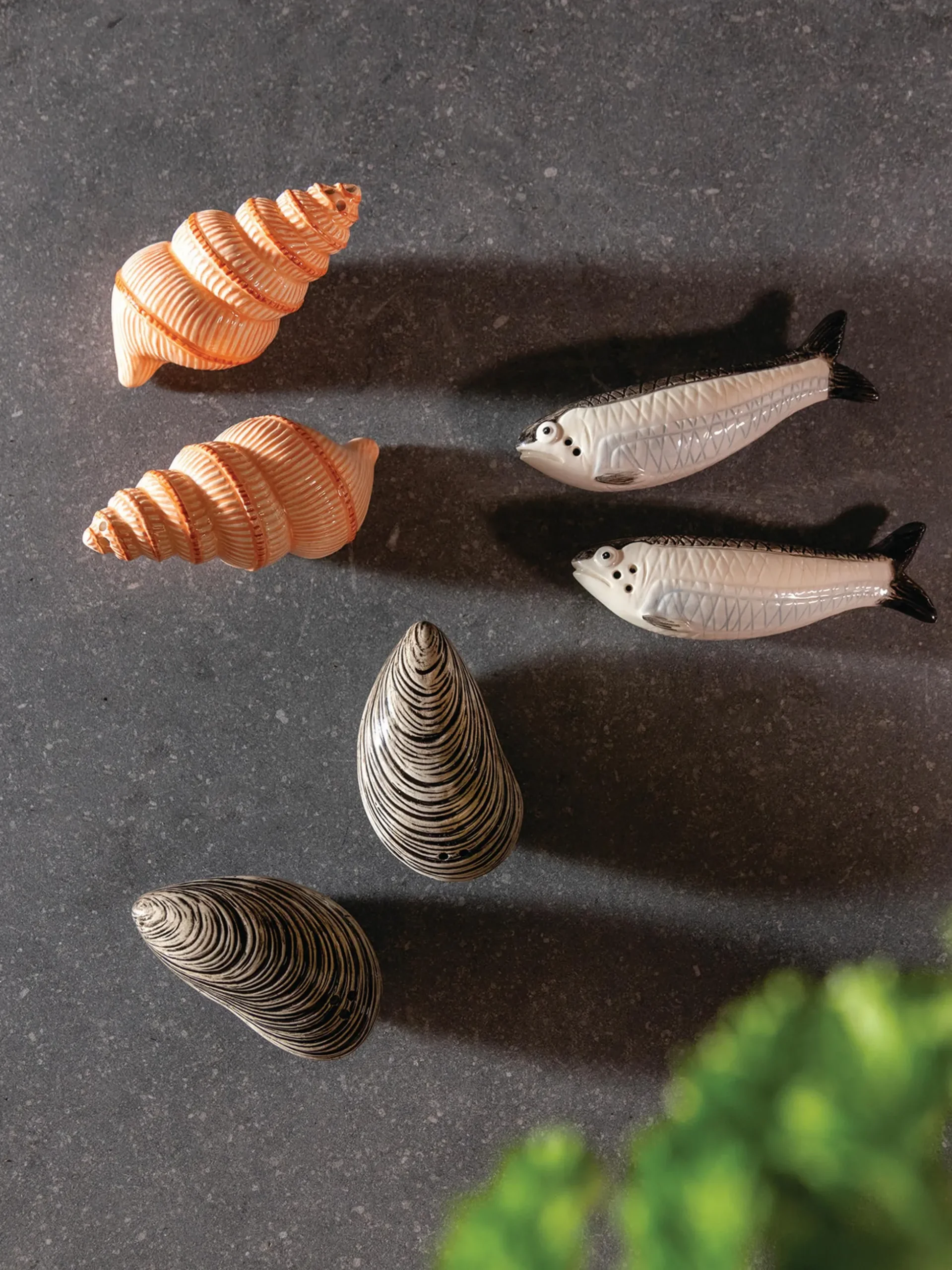 Set saliera e pepiera in dolomite dipinte a mano Sardine 2 pz