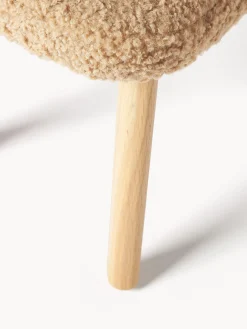Sgabello imbottito in teddy con gambe in legno Wing