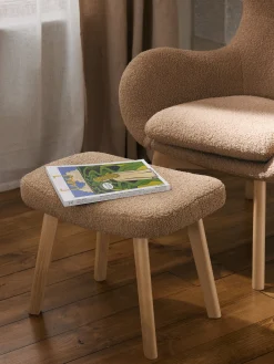 Sgabello imbottito in teddy con gambe in legno Wing