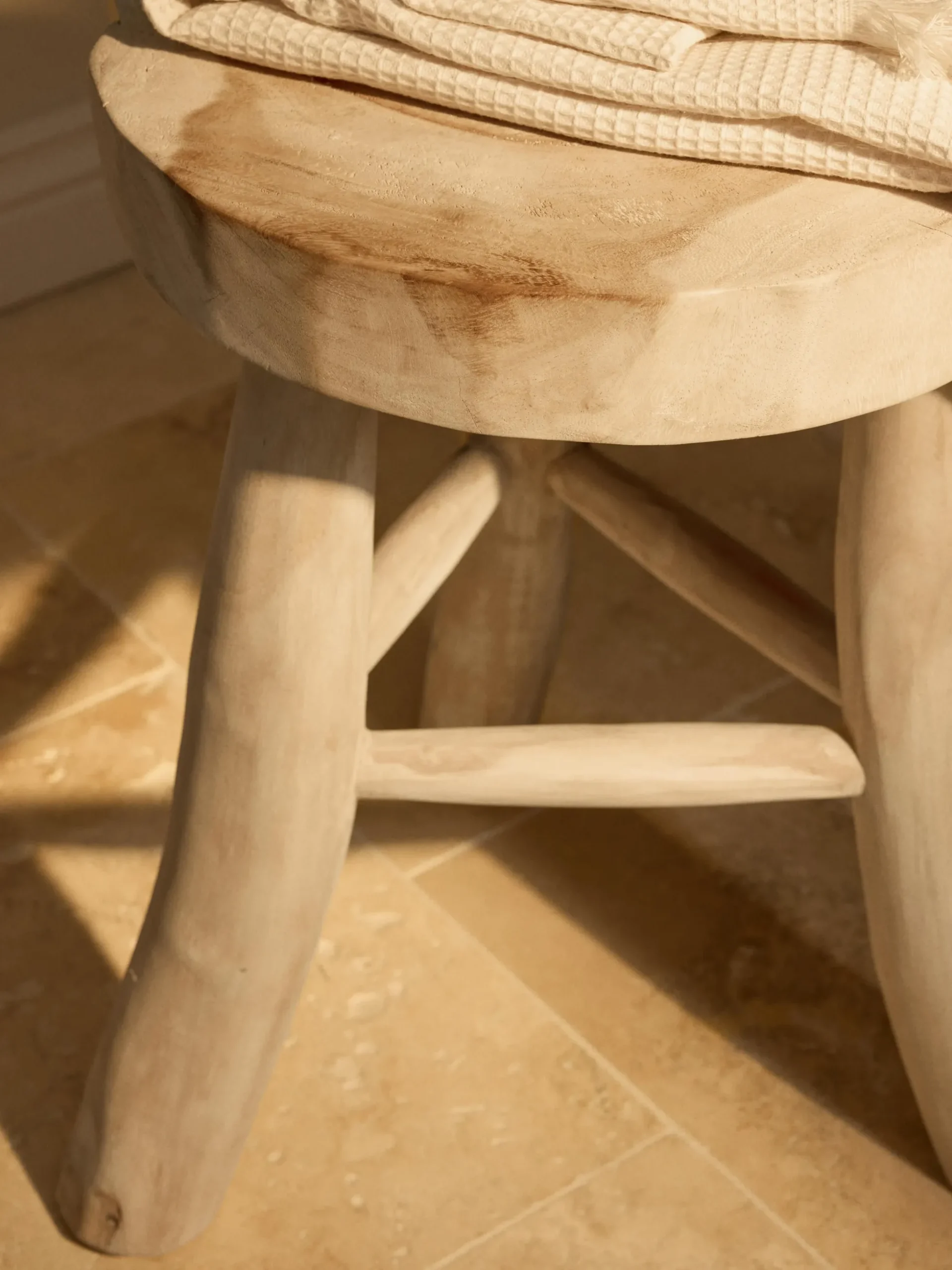 Sgabello rotondo in legno di mungur Beachside