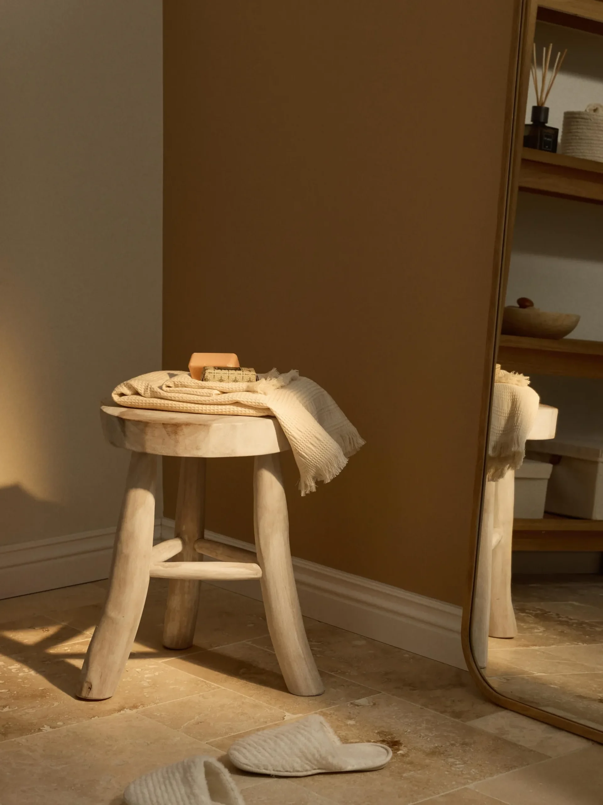 Sgabello rotondo in legno di mungur Beachside