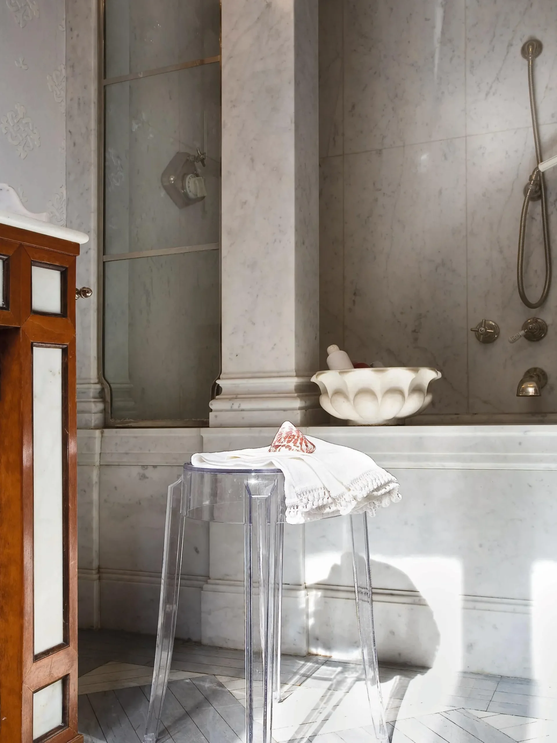 Sgabello di design Charles Ghost