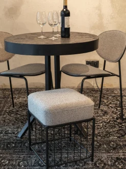 Sgabello imbottito in bouclé con vano contenitore Milou