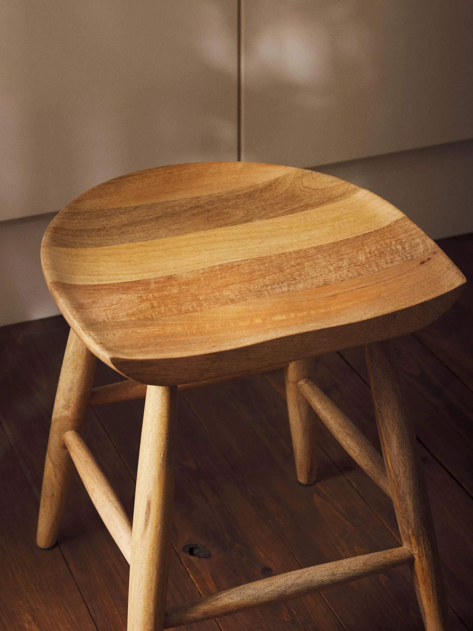 Sgabello in legno di mango Nino