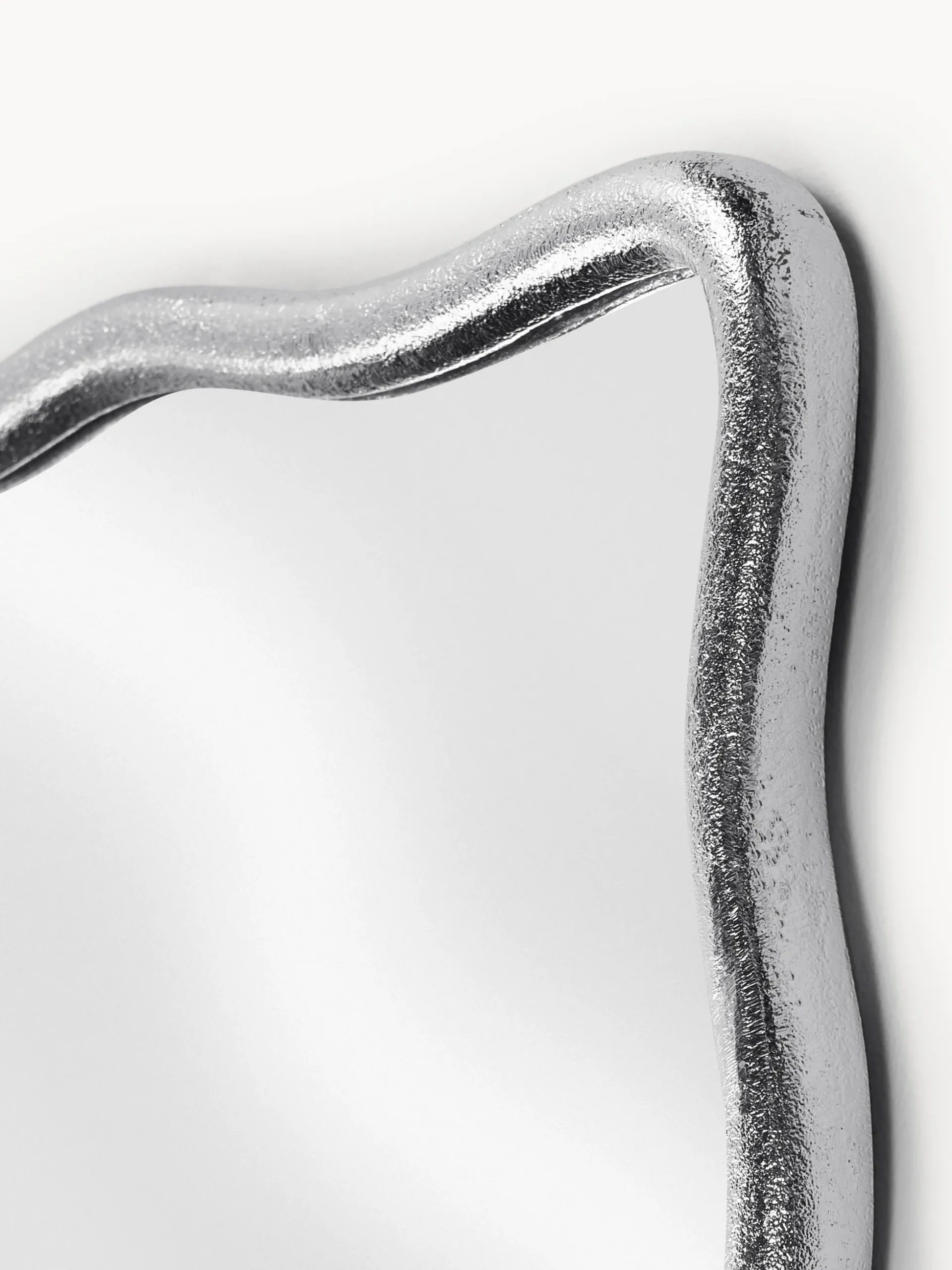 Specchio a figura intera con cornice ondulata in metallo Reggie