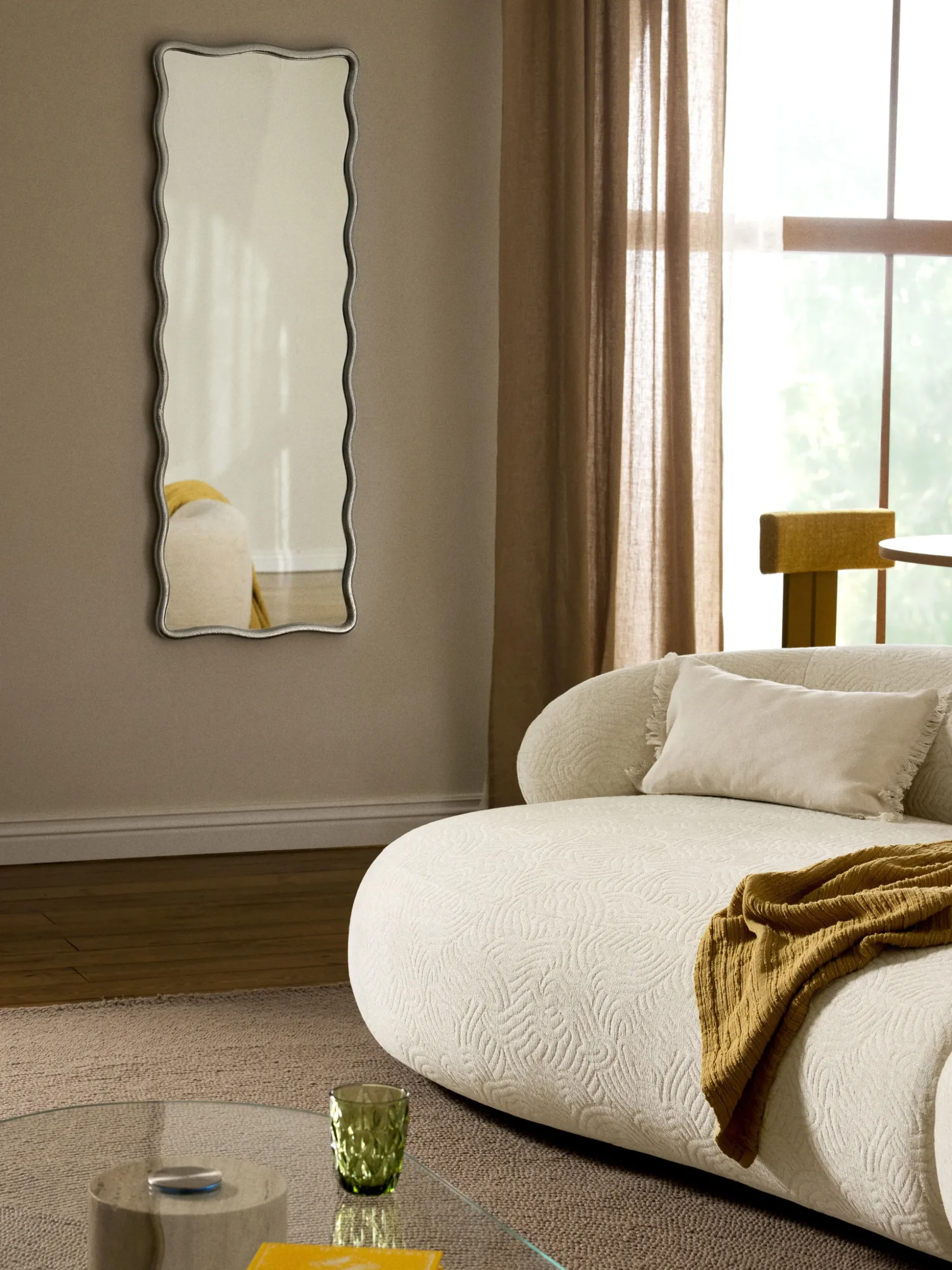 Specchio a figura intera con cornice ondulata in metallo Reggie