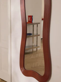 Specchio da parete con cornice ondulata Cosimo