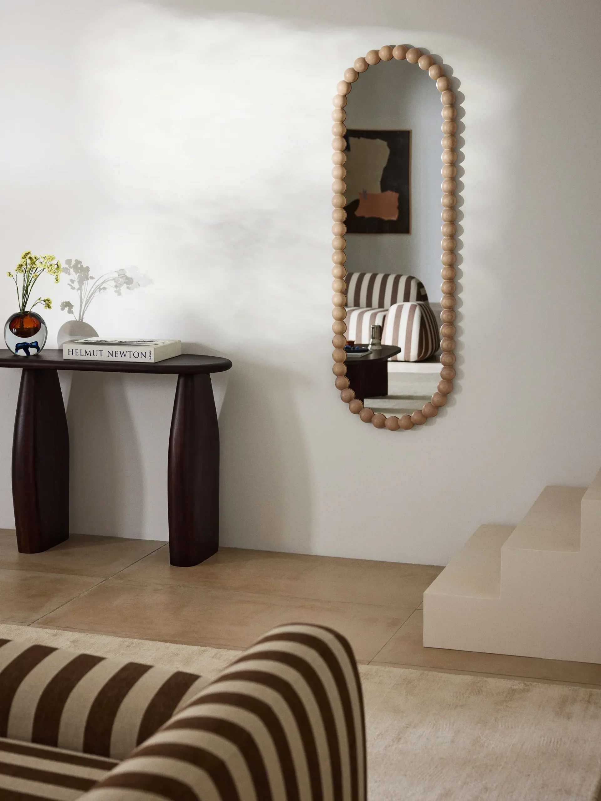 Specchio da parete con cornice in legno di frassino Ayu