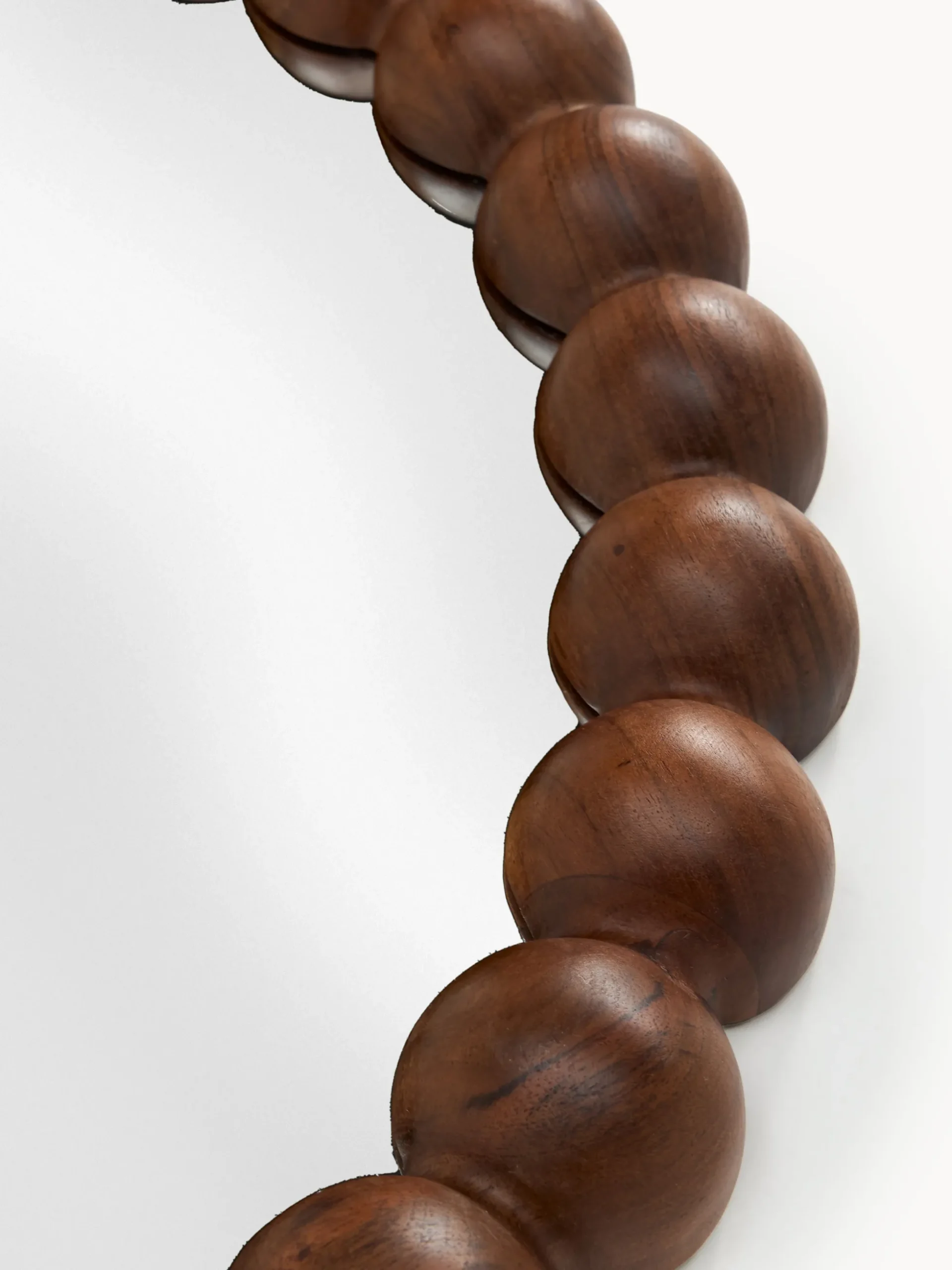Specchio da parete con cornice in legno di acacia Ayu