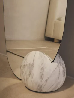 Specchio da terra con base effetto marmo Bonita