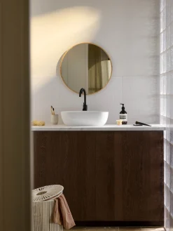 Specchio rotondo da parete con cornice in legno di quercia Avery
