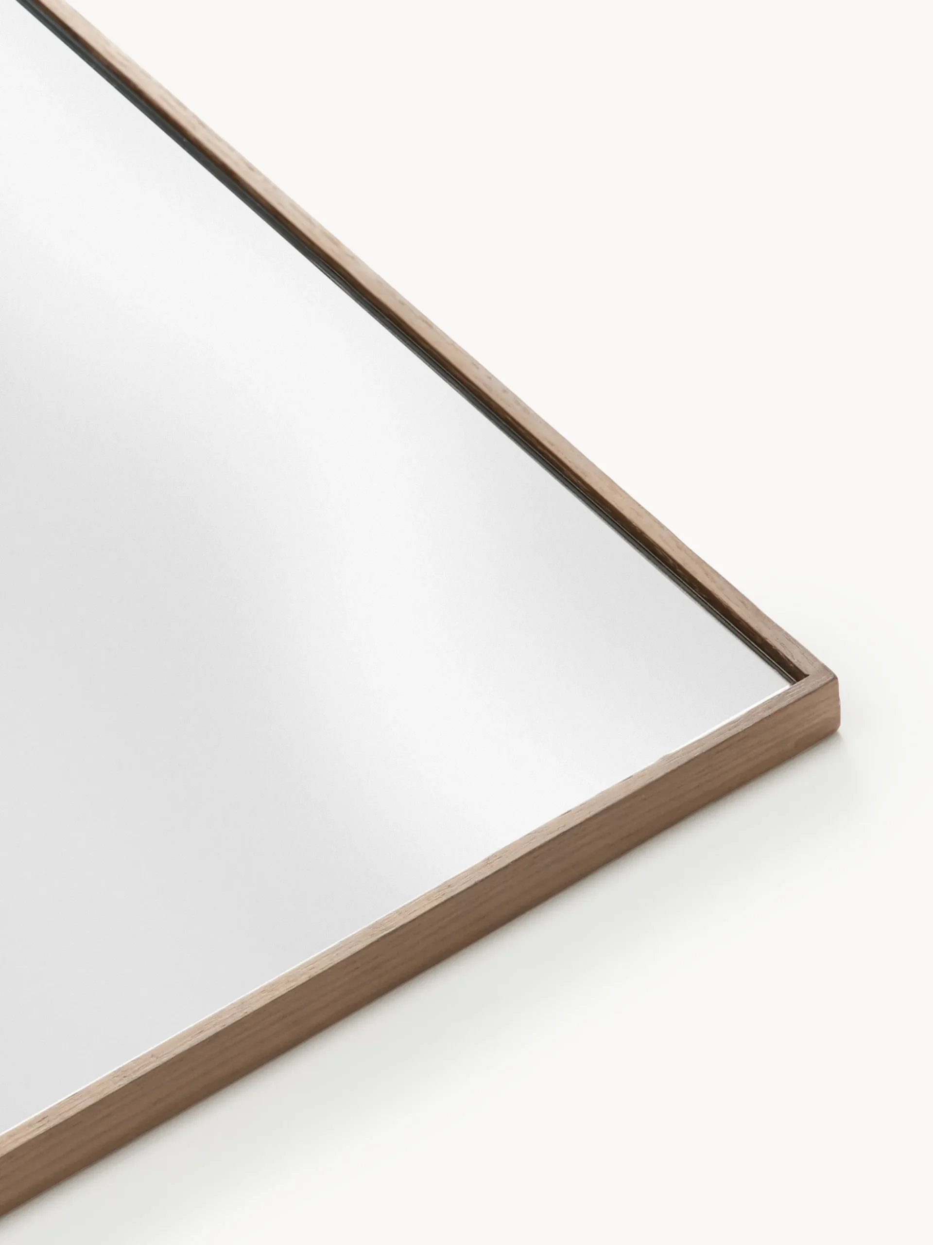 Specchio da parete a figura intera con cornice in legno di quercia Avery