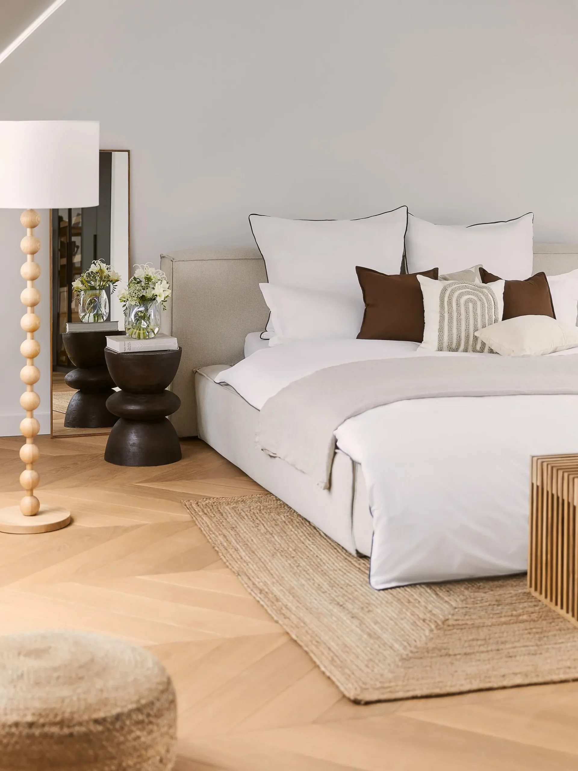 Specchio da parete con cornice in legno di quercia Avery