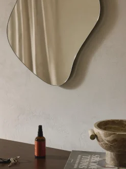 Specchio da parete dalla forma organica senza cornice Lia