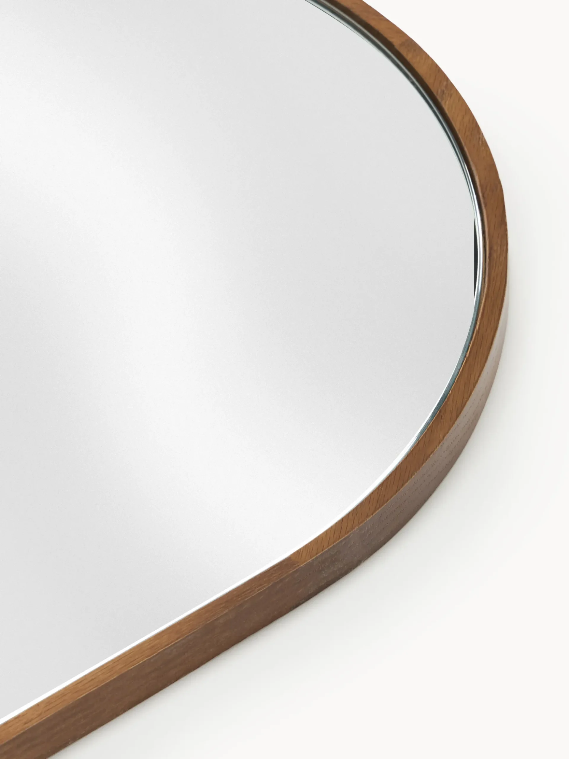 Specchio ovale da parete con cornice in legno di quercia Avery