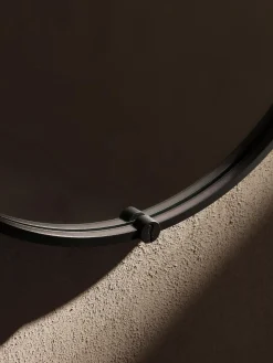 Specchio ovale da parete con illuminazione a LED Avior