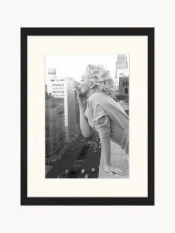 Stampa digitale incorniciata Marilyn At The Ambassador Hotel New York