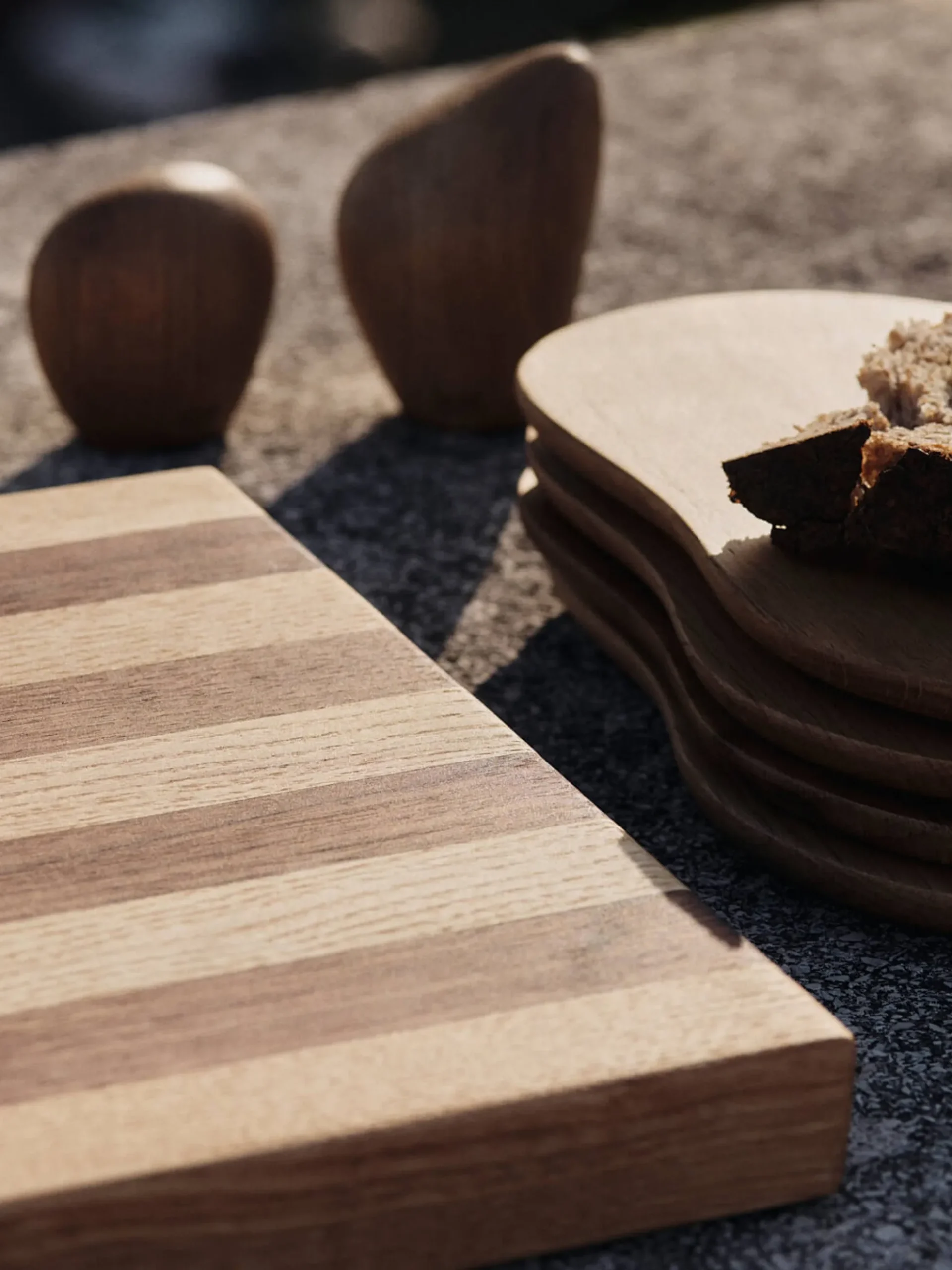 Tagliere in legno di noce e quercia Stribe