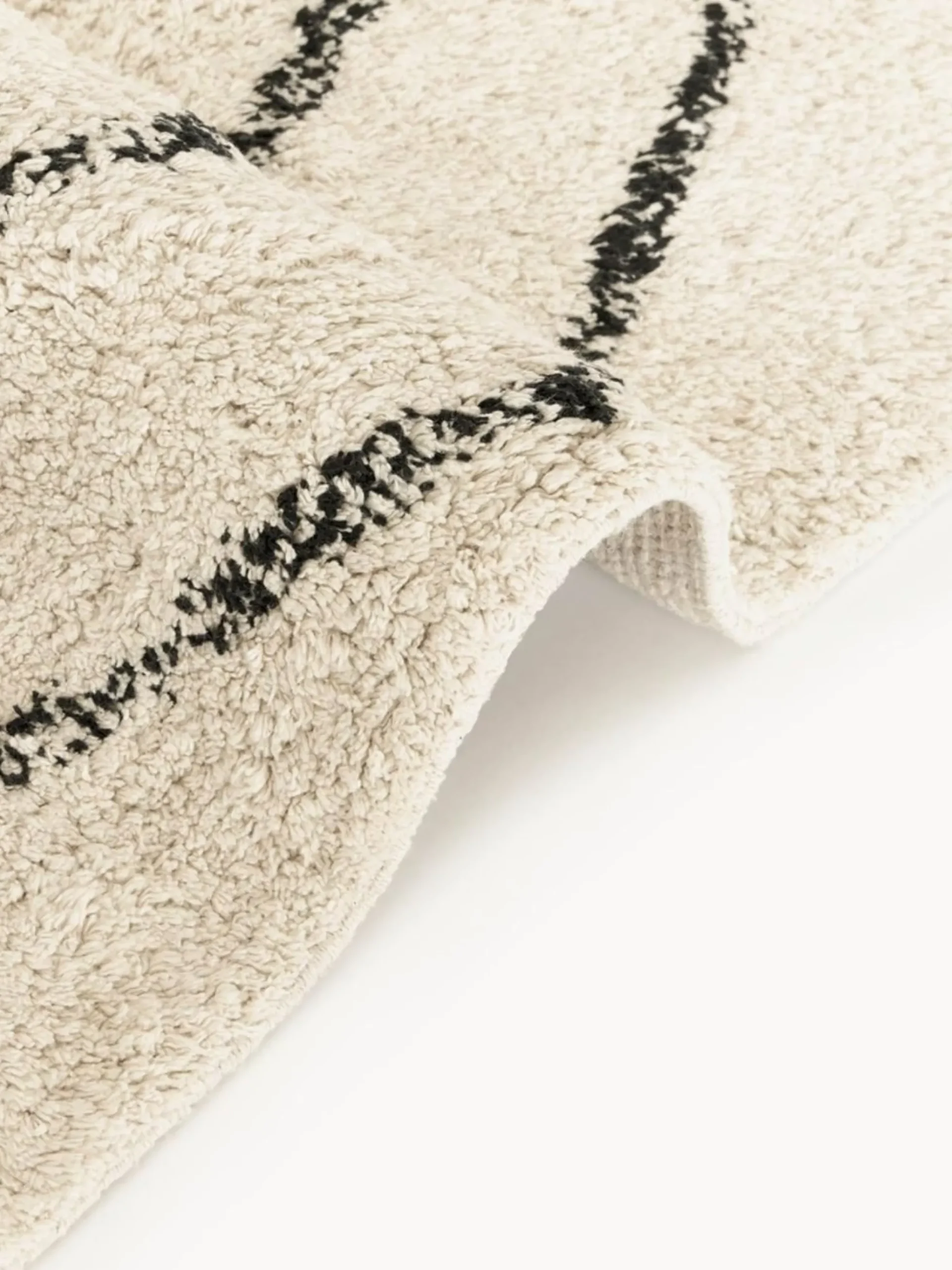 Tappeto boho in cotone fatto a mano con motivo a rombi e frange Bina