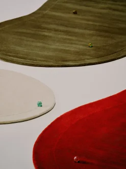 Tappeto in lana fatto a mano dalla forma organica Kadey