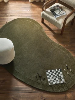 Tappeto in lana fatto a mano dalla forma organica Kadey