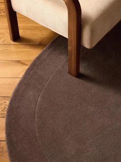 Tappeto in lana fatto a mano dalla forma organica Kadey