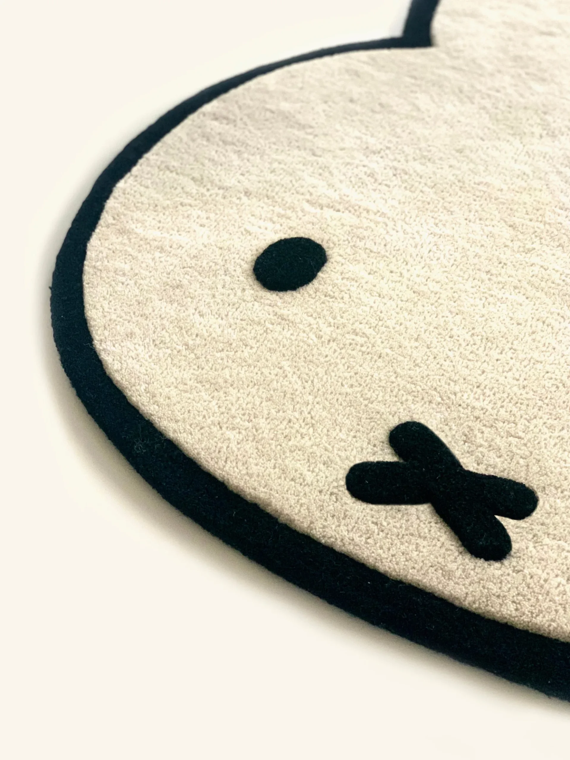 Tappeto per bambini fatto a mano con forma di coniglio Miffy