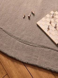 Tappeto in lana fatto a mano dalla forma organica Kadey