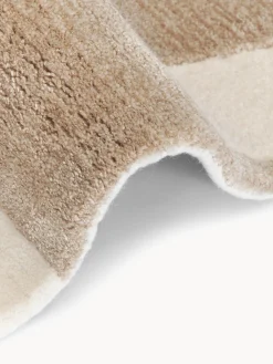 Tappeto marrone e beige in lana fatto a mano con motivo a rilievo Corin