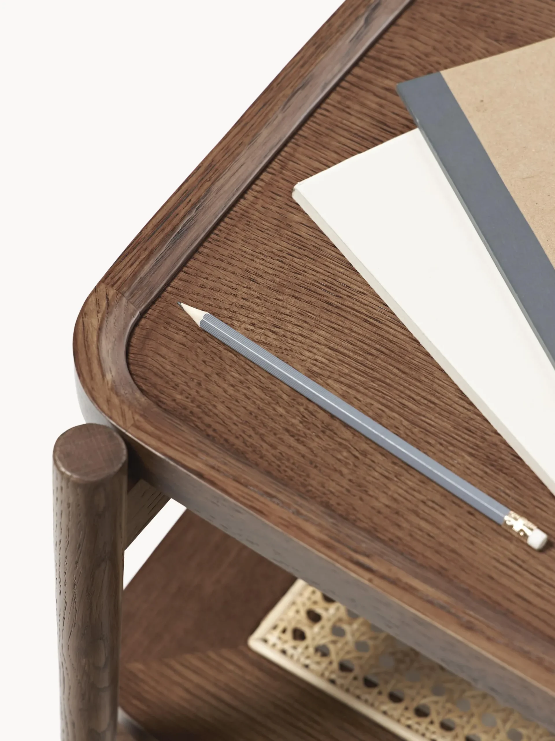 Tavolino da salotto in legno con spazio storage e intreccio viennese Libby