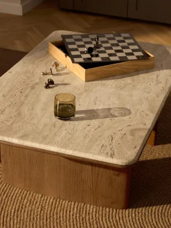 Tavolino in legno di quercia con piano in travertino Chandler
