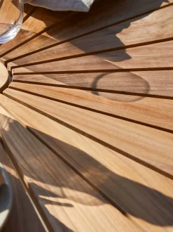 Tavolino rotondo da balcone con piano in legno di teak Hard & Ellen