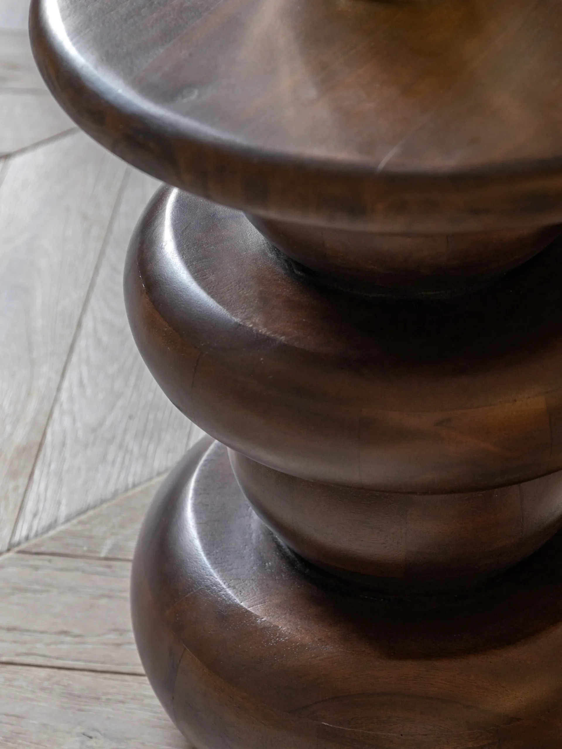 Tavolino rotondo in legno di mango Sculpt