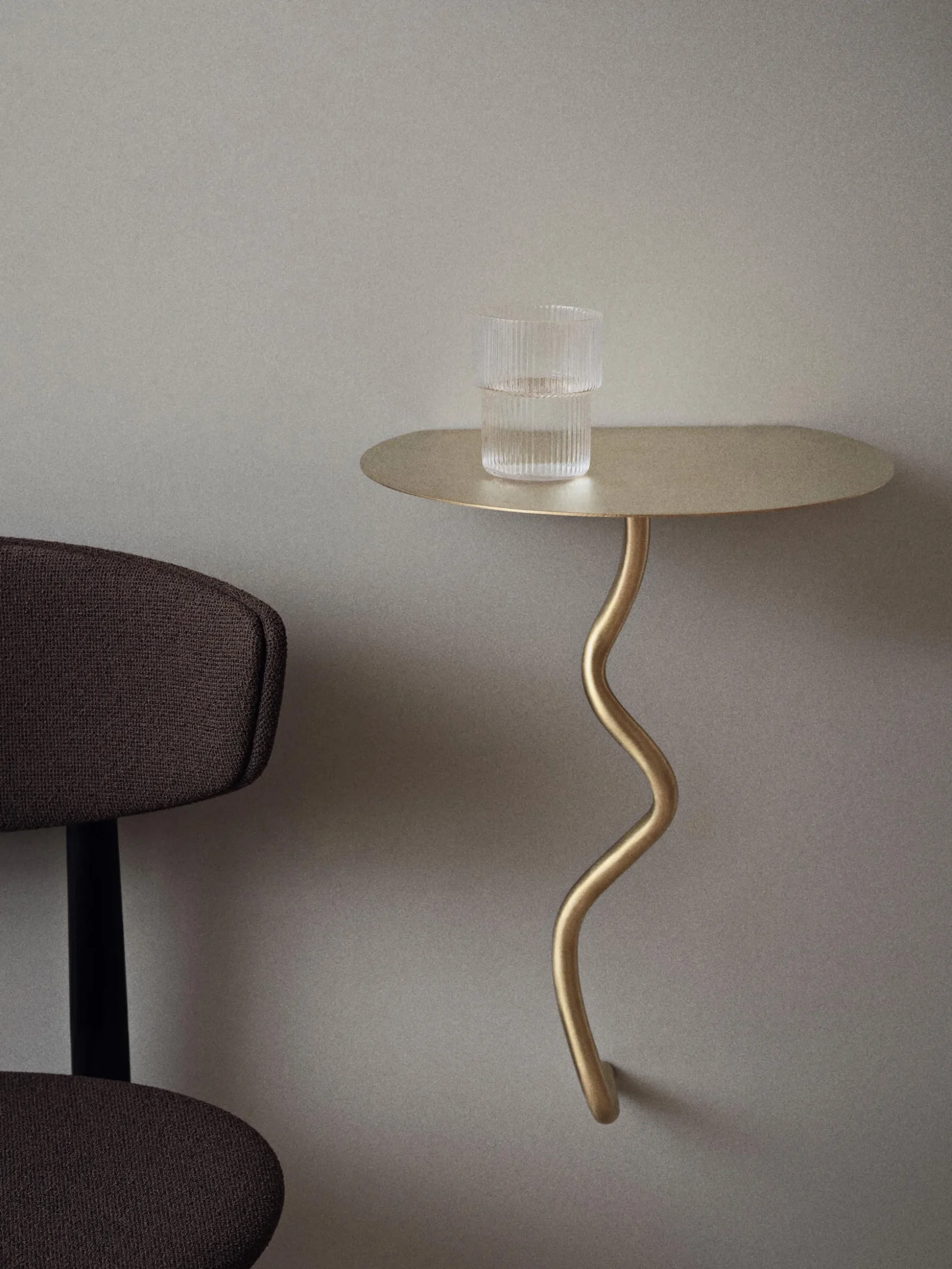 Tavolino da parete in ottone Curvature